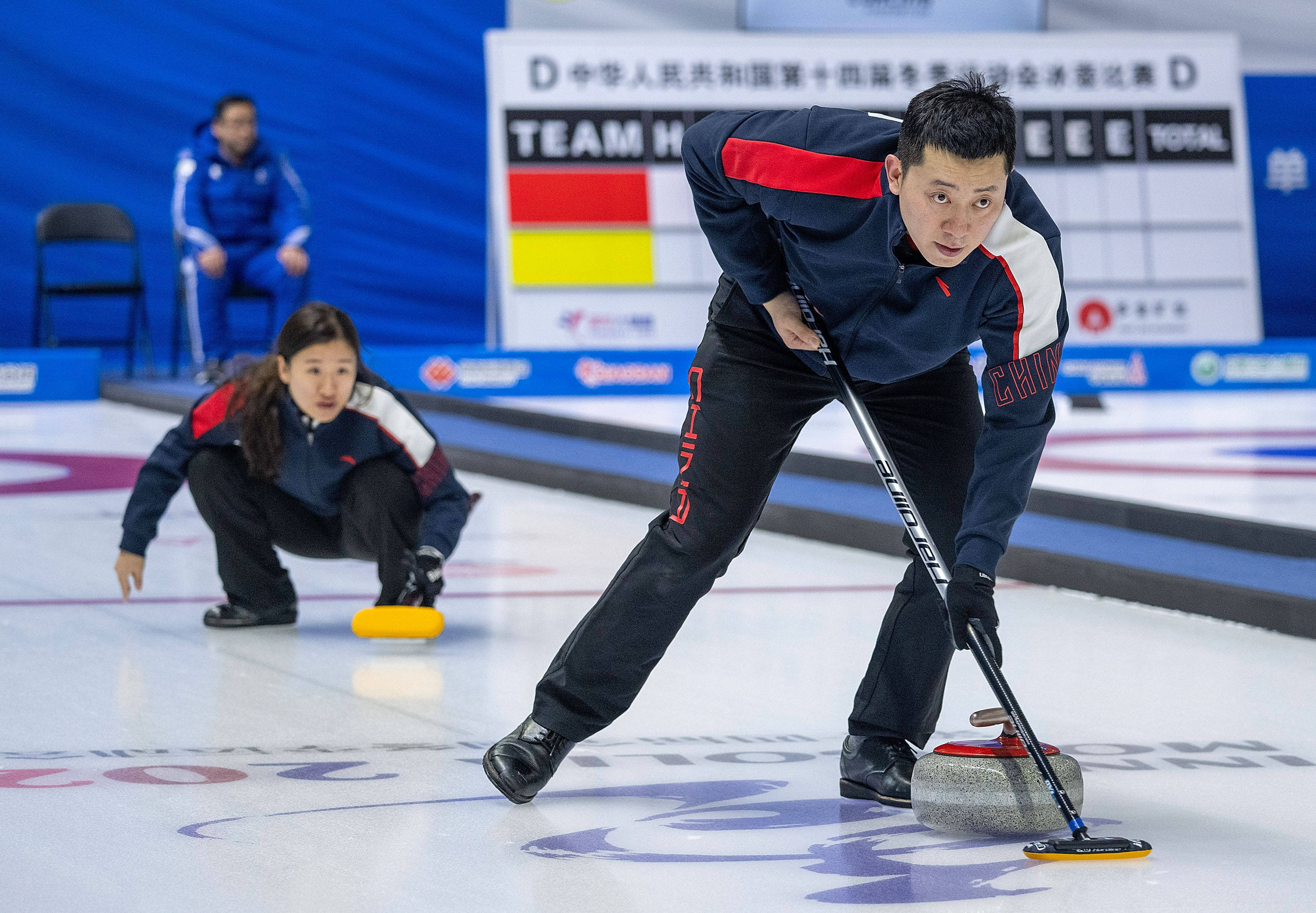 冰壶比赛时享受冰雪运动的舒适快乐
