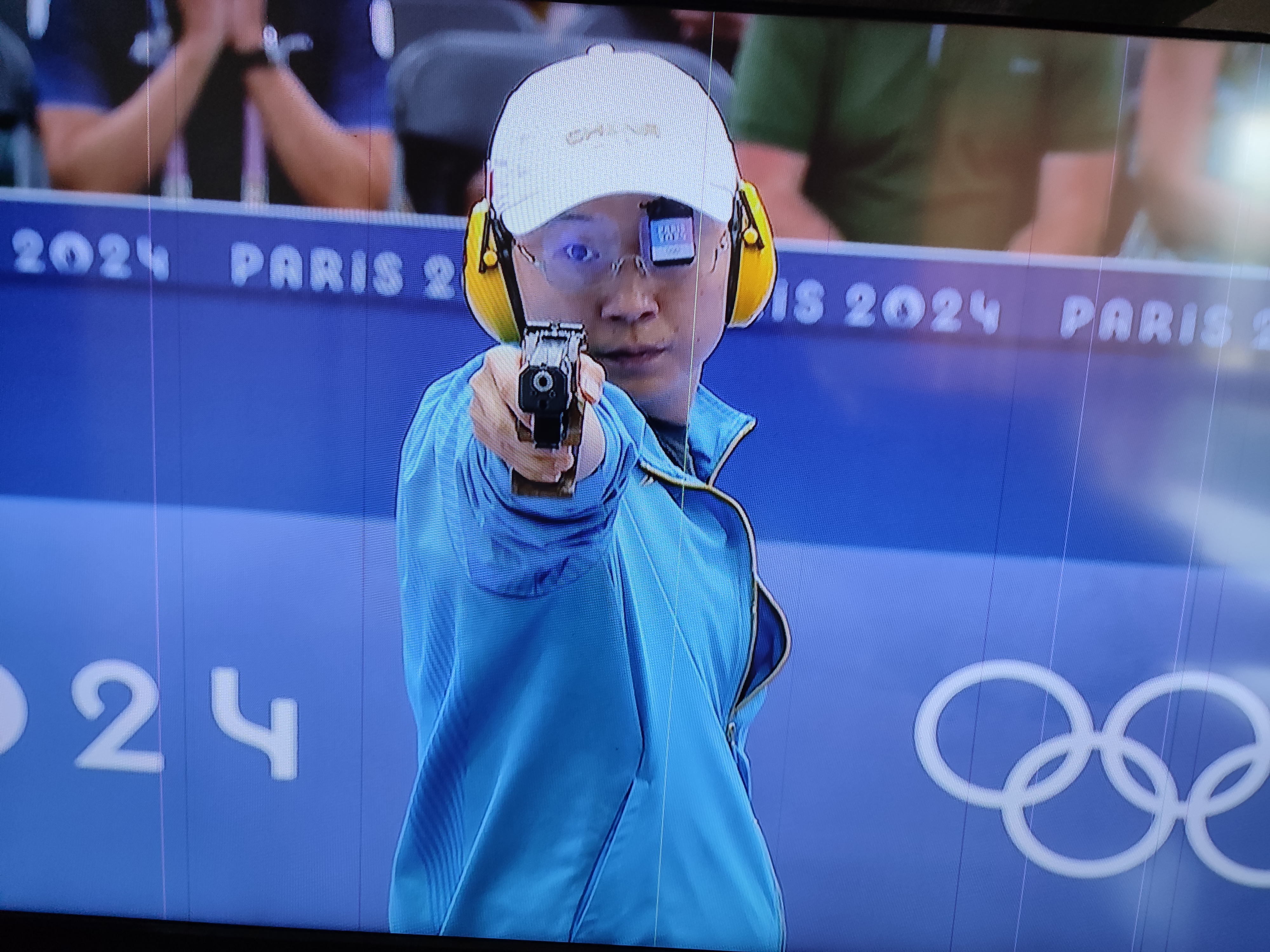 包含振奋人心：射击选手勇夺银牌的词条