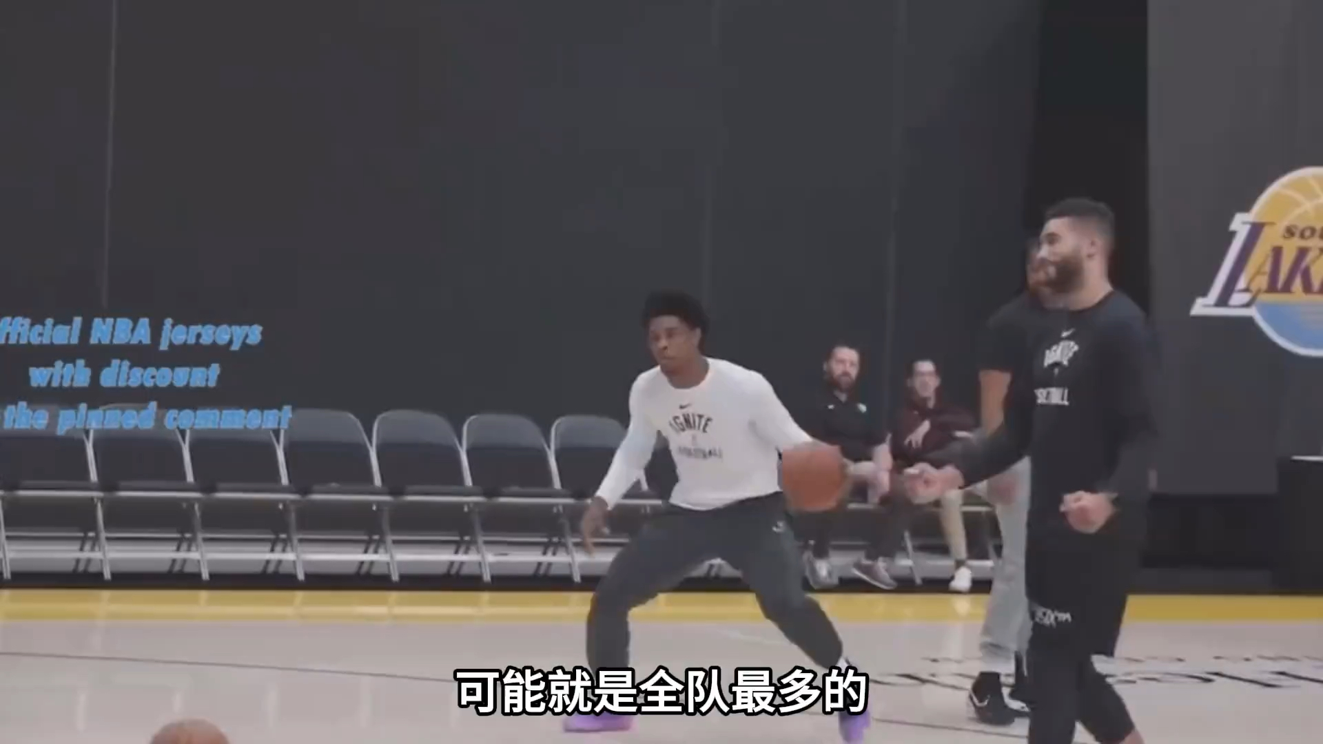 篮球巨星个人表现精彩，队友团结配合
