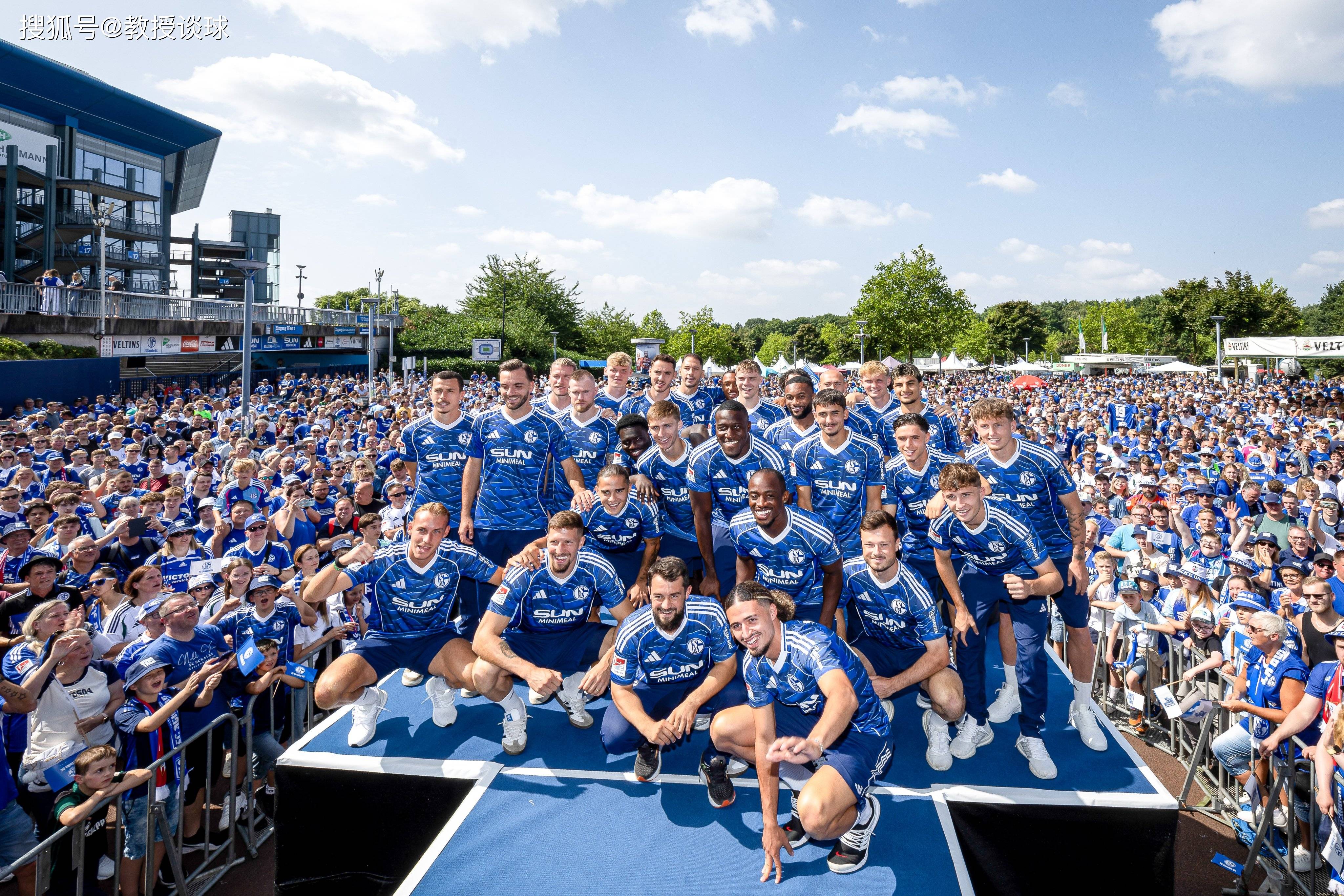 包含柏林赫塔客场苦战平局，排名暂时保持的词条