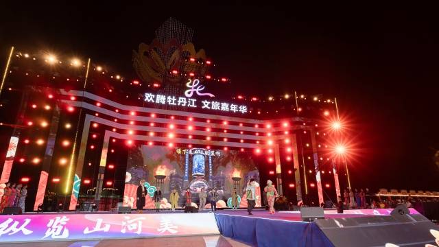 激烈角逐场面动人心弦，观众欢腾起来