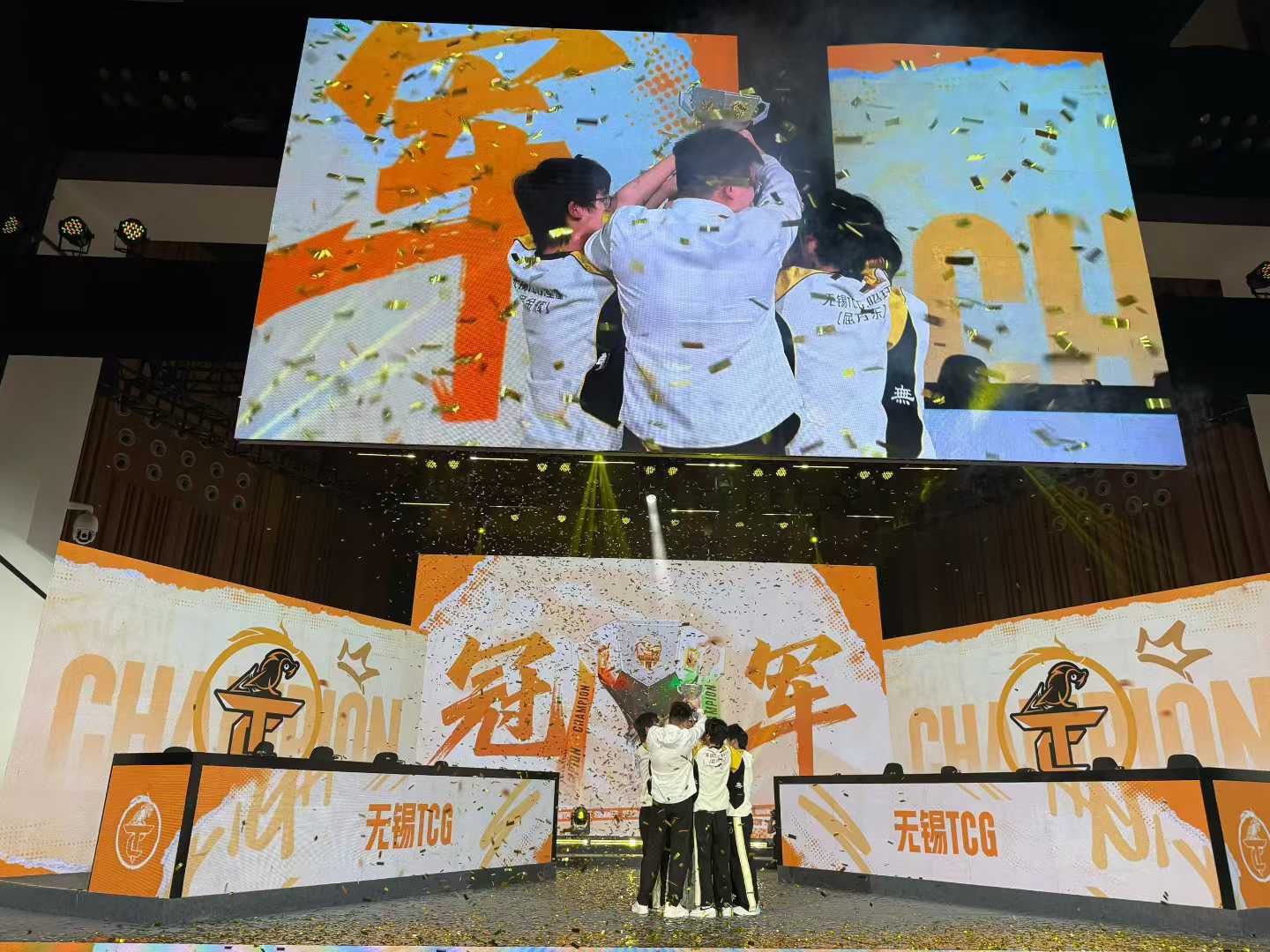 九游娱乐入口-包含KT鏖战EDG,369完成史诗逆转峡谷大战2025世界赛,强势挺进下一轮的词条