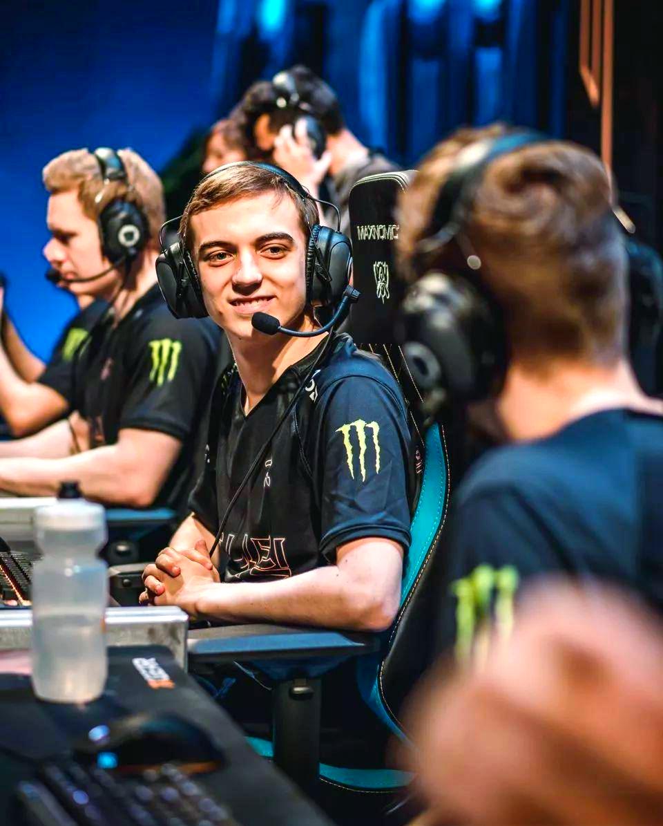 FNC力克V5,ShowMaker完成史诗逆转强强对话四强赛,成为赛场最大亮点 FNC力克V5,ShowMaker完成史诗逆转强强对话四强赛,成为赛场最大亮点