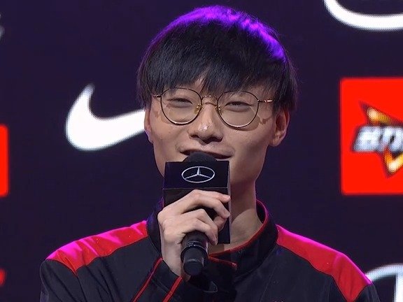 九游娱乐-FPX绝杀T1,Bin关键团战开团秒人峡谷大战成都决赛之夜,锁定晋级资格的简单介绍