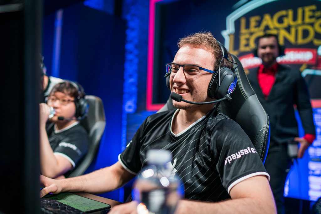 FNC翻盘GEN,Perkz操刀奇招英雄翻盘强强对话八强赛,点燃全场激情的简单介绍 FNC翻盘GEN,Perkz操刀奇招英雄翻盘强强对话八强赛,点燃全场激情的简单介绍