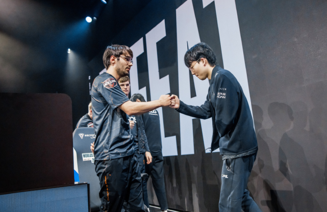 关于DK轻取MAD，Viper操刀奇招英雄翻盘宿敌对决小组赛，让粉丝疯狂欢呼的信息