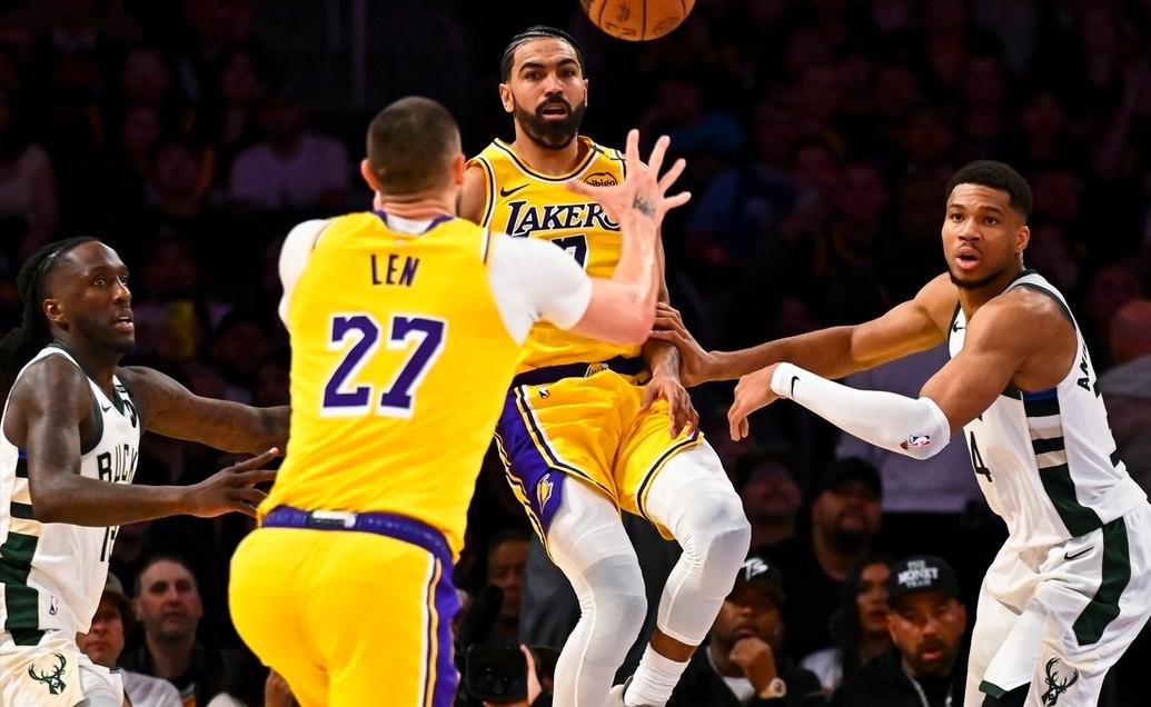 湖人连胜结束,输给雄鹿队 湖人连胜结束,输给雄鹿队