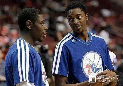 急速奔跑的球员传球互动，拼出火花