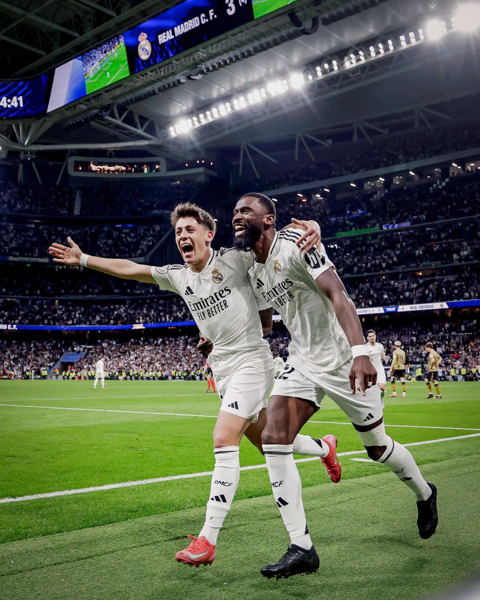 九游体育直播-进球大战！两队球员争相破门得分秀技术