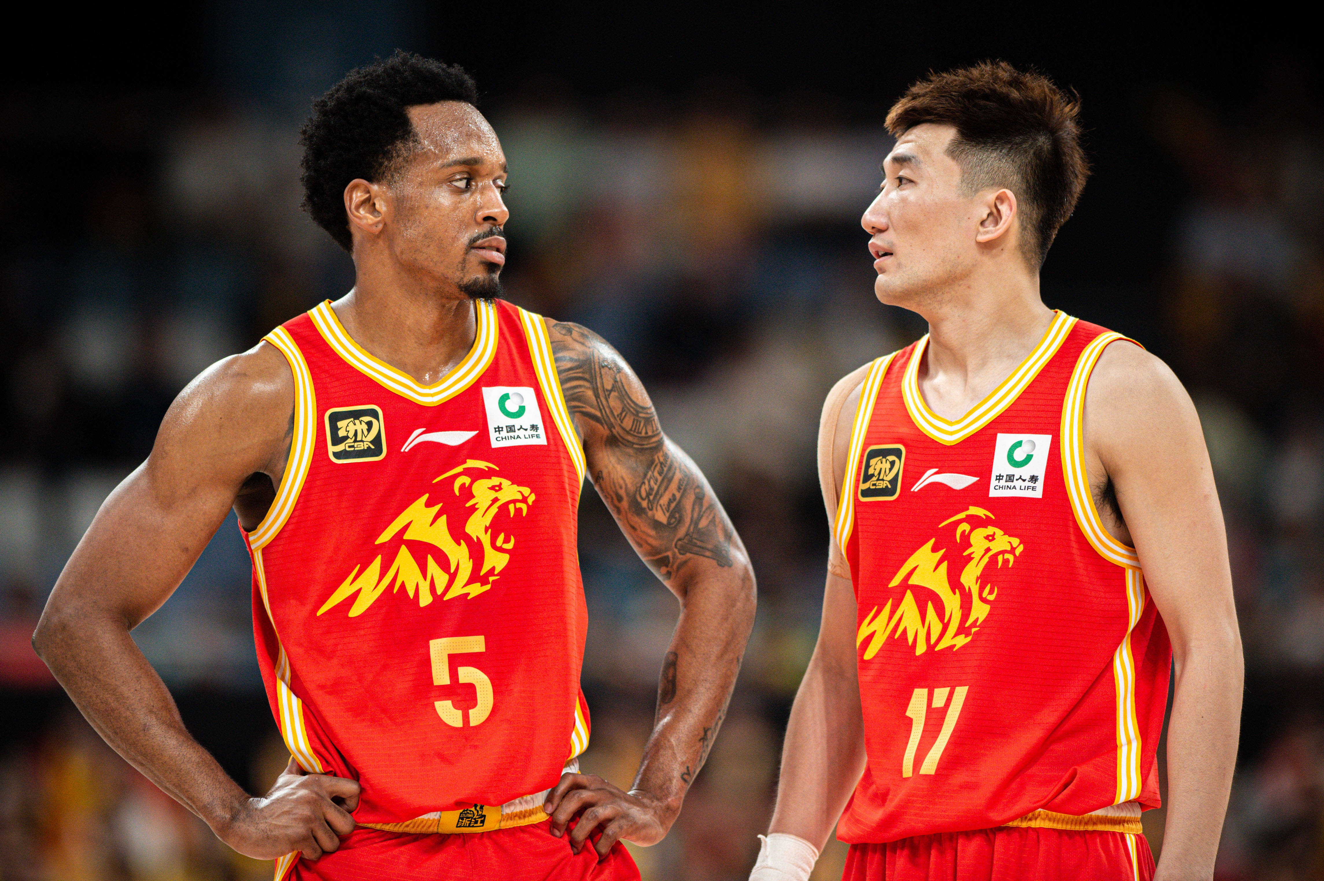 斗志昂扬！广厦队对战深圳队，谁更胜一筹？