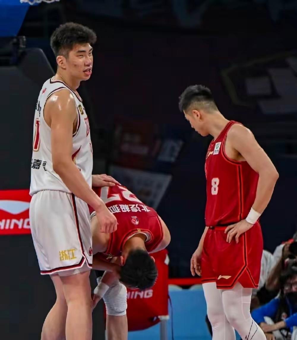 上海队险胜青岛队,周琦关键制胜 上海队险胜青岛队,周琦关键制胜