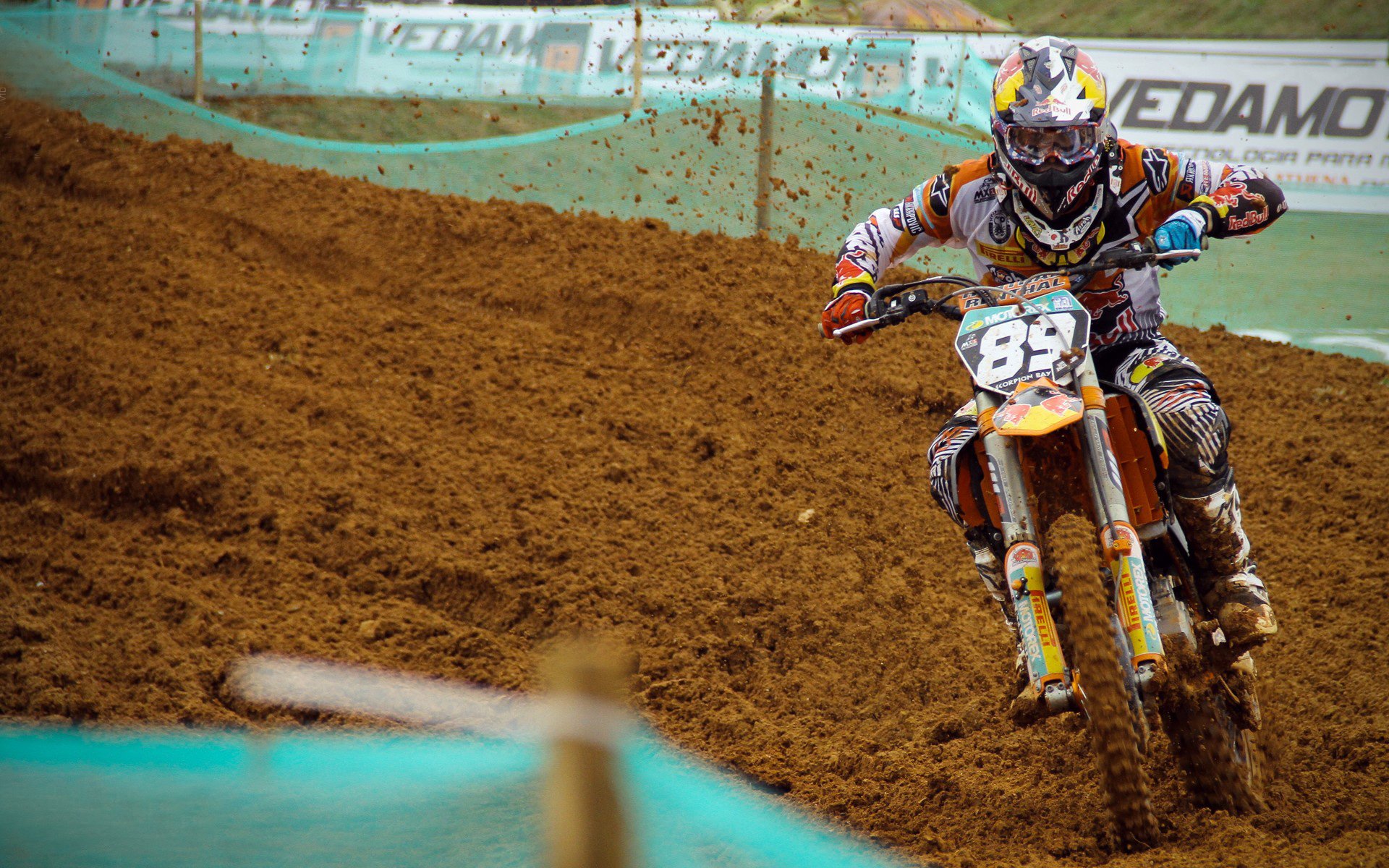 九游中国-逆转之战,阿斯顿马丁惊险胜红牛二队,维斯塔潘点燃赛场激情